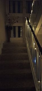 Treppe mit Handlauf und Lichterkette
