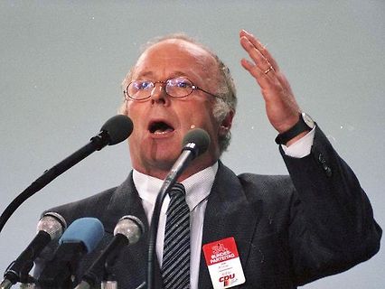 Mann bei einer Rede