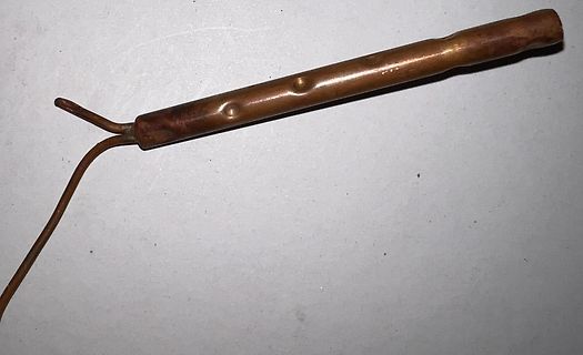 Kupferrohr mit angeschlossenen Drähten