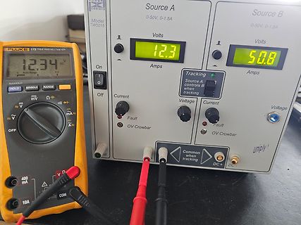 Multimeter und Labornetzteil auf Arbeitstisch