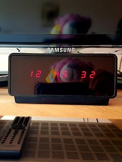 Digitaluhr auf Tisch mit Fernbedienung