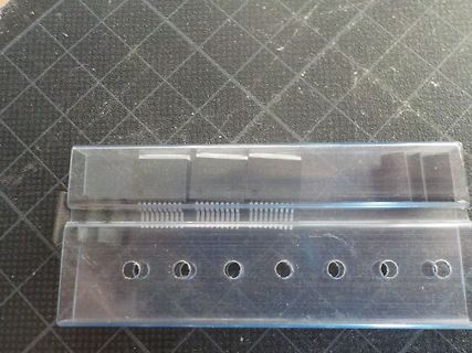 Transparente Kunststoffbox mit Löchern