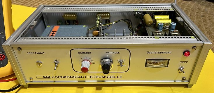 Offenes Gehäuse einer Hochkonstant-Stromquelle