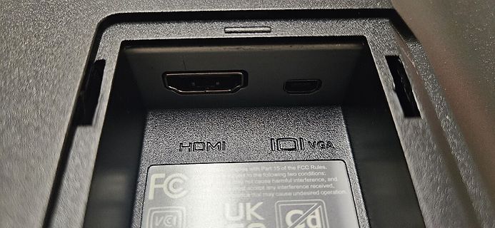 Nahaufnahme von HDMI und VGA Anschlüssen
