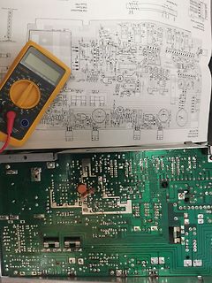 Schaltplan, Multimeter und Leiterplatte