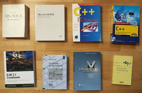 Bücherstapel auf Holztisch