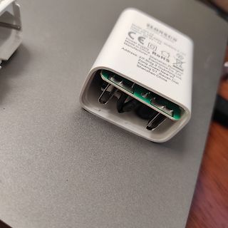 Geöffnetes USB-Netzteil