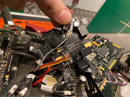 Nahaufnahme einer Mikrocontroller-Leiterplatte in einer Werkstatt