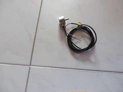 Sensor mit Kabel auf Fliesen