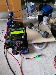 Elektronischer Aufbau mit LCD-Display und Motorachse
