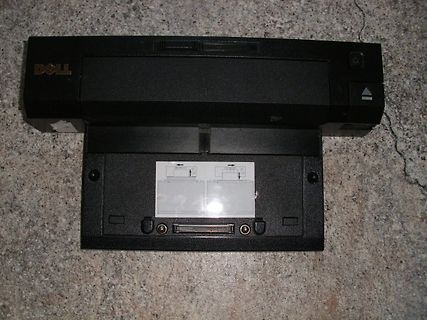 Unterseite eines Dell-Geräts mit Batteriefach