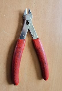 Seitenschneider mit roten Griffen