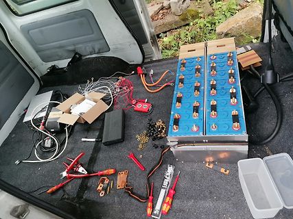 Batteriepack und Zubehör im Kofferraum eines Fahrzeugs