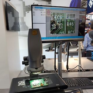 Digitalmikroskop mit Monitor und Leiterplatte