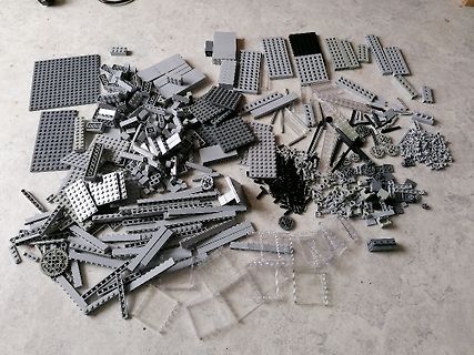 Haufen grauer und schwarzer LEGO Steine