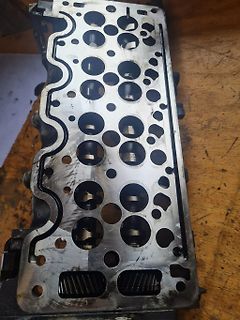 Metallisches Bauteil mit Bohrungen auf Holzuntergrund