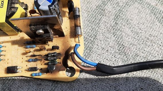 Beschädigte Leiterplatte mit verschmorten Bauteilen