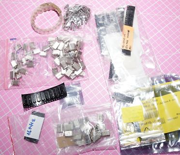 Verschiedene elektronische Bauteile in Plastikbeuteln