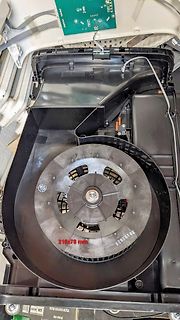 Innenansicht eines Geräts mit Lüfter und Platine