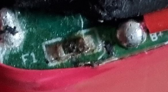 Detailaufnahme einer Leiterplatte mit Lötstelle und Sicherung