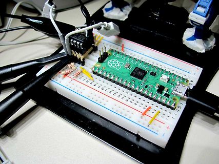 Raspberry Pi Pico auf Breadboard mit Messklemmen