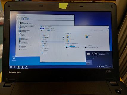 Foto eines Laptops mit Windows Explorer Fenster