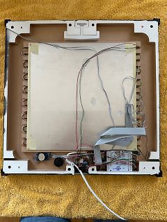 Rückansicht eines elektronischen Geräts mit freier Verdrahtung