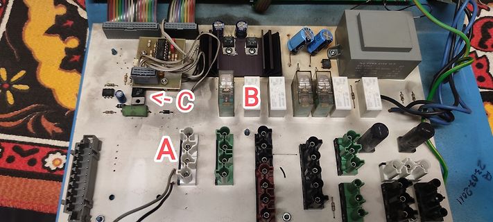 Elektronik-Aufbau mit Relais und Klemmenblöcken