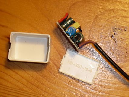 Elektronikmodul in Kunststoffgehäuse auf Holzuntergrund
