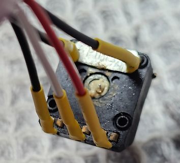 Nahaufnahme eines elektronischen Bauteils mit Kabeln