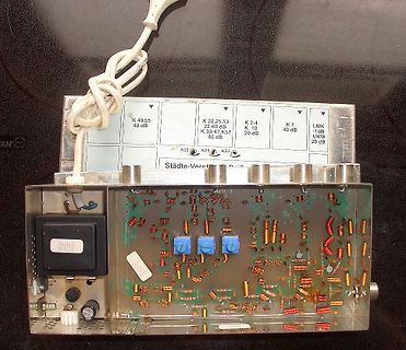 Offenes Gehäuse eines elektronischen Geräts mit Platine