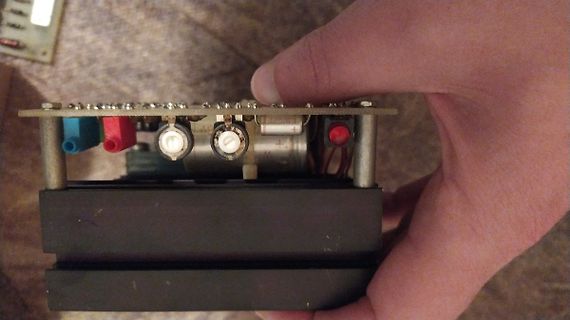 Elektronikbauteile und Kondensatoren auf einer Platine