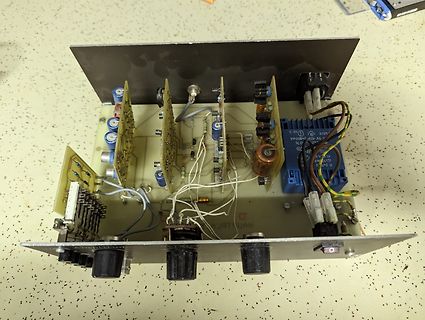 Innenansicht eines elektronischen Geräts mit mehreren Platinen
