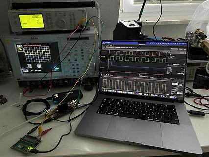 Elektronik-Messaufbau mit Oszilloskop und Laptop