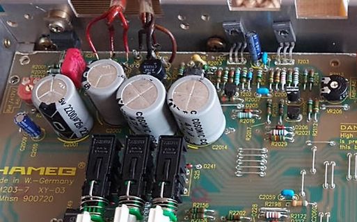 Nahaufnahme einer bestückten Leiterplatte mit Elektrolytkondensatoren