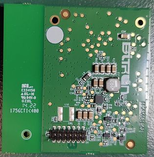 Nahaufnahme einer grünen Leiterplatte mit elektronischen Bauteilen