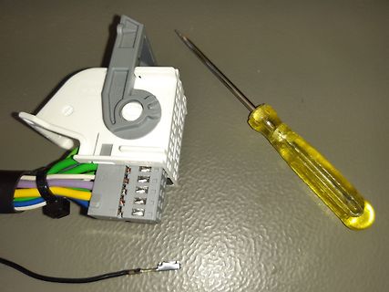 Elektrischer Stecker mit Kabeln und Schraubendreher