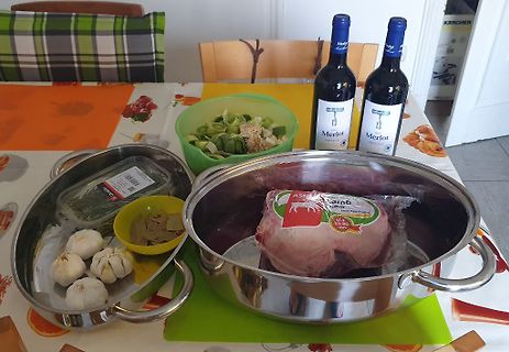 Zutaten für die Zubereitung eines Gerichts mit Fleisch und Wein