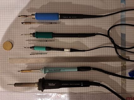 Verschiedene Lötkolben und Lötspitzen auf Millimeterpapier