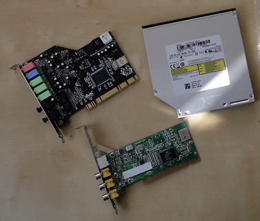 Grafikkarten und DVD-Laufwerk auf Holzuntergrund