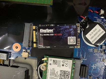 KingSpec M.2 NVMe SSD auf Laptop-Mainboard