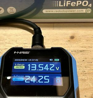 Digitales Multimeter mit Messwerten