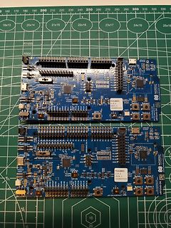Zwei blaue nRF5340-DK Entwicklungsboards auf Schneidematte