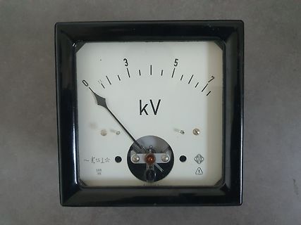 Analoges Voltmeter mit KV-Skala