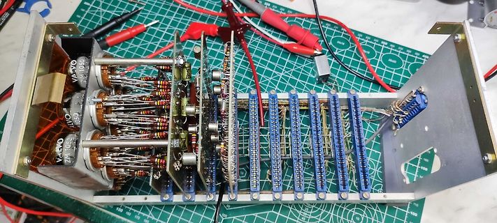 Innenansicht eines elektronischen Geräts mit vielen Bauteilen