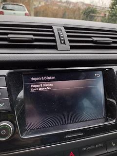 Display eines Autoradios mit Fehlermeldung