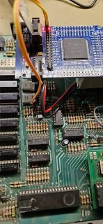 Aufbau mit Mikrocontroller-Board auf einer Leiterplatte