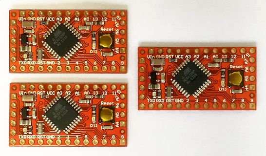 Drei Mikrocontroller-Platinen mit ATmega328P Chip