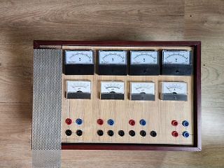 Labornetzteil mit Analoganzeigen