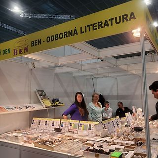 Messestand mit Fachliteratur und Elektronikkomponenten
